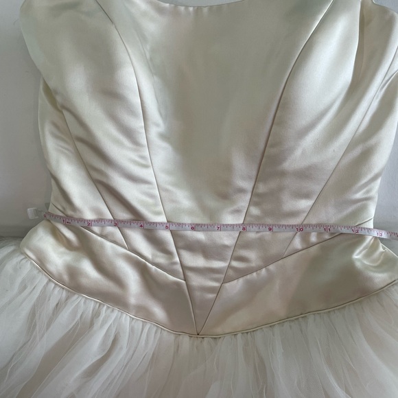 Satin and tulle wedding gown size 2-4 - Picture 11 of 11